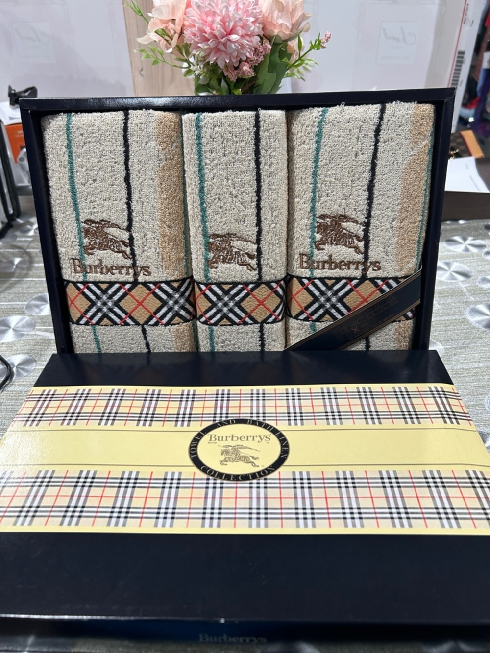7028. Burberry Bath Towel Boxed Set Featuring Signature Nova Check Pattern.